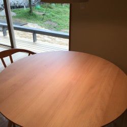 日進木工Forms　丸テーブルを納品1